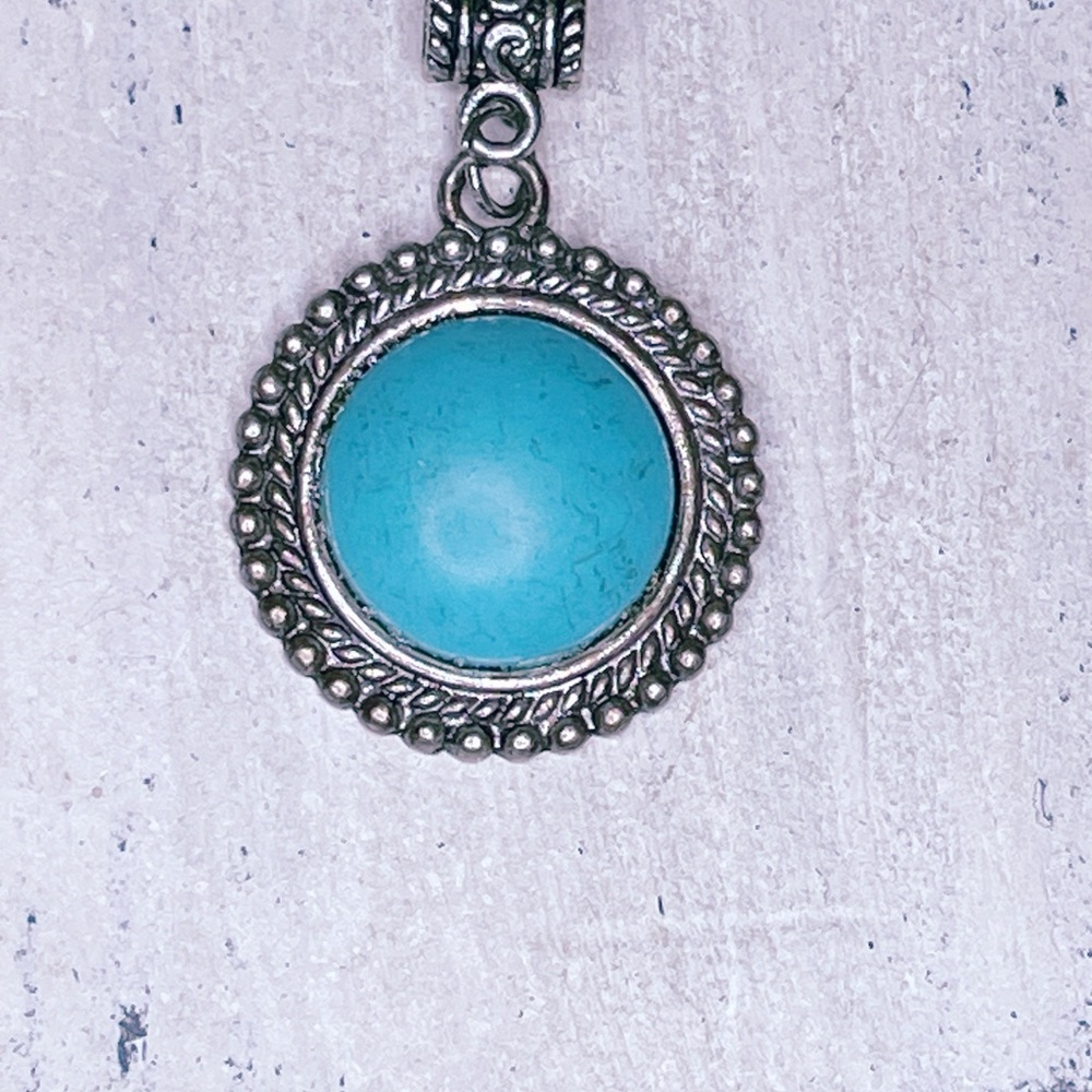 107u. Southwest Dyed Howlite Turquoise Color Silvertone Pendant Necklace